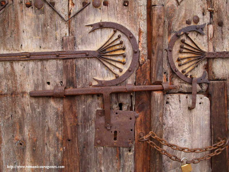 DECORACIN Y CERRADURA DE FORJA DE LA PUERTA